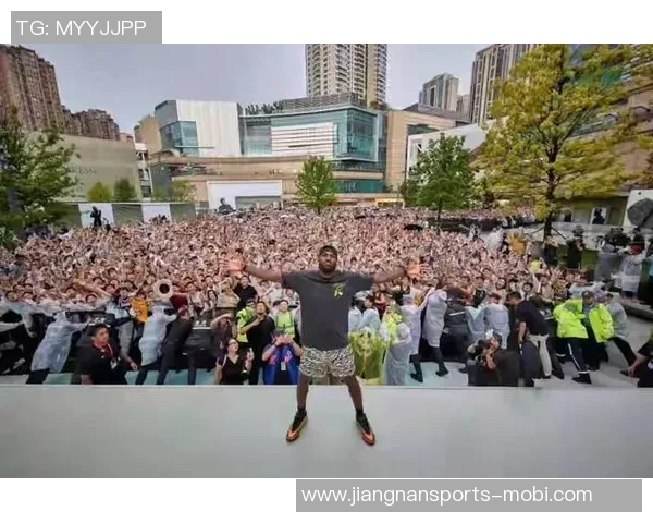 詹姆斯替补席上显不满情绪频频起身运球引发关注